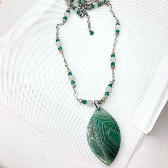Green Banded Agate Stone Pendant Necklace on Silvertone Chain 18" - Picture 1 of 7